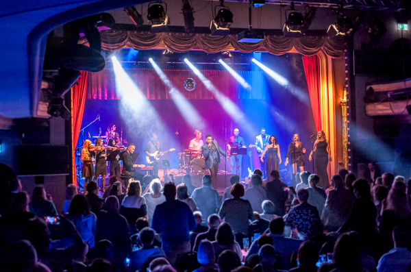 A Tribute to Barry White – by Tony Davis